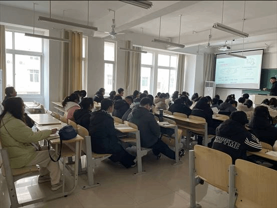 会议室里的人们描述已自动生成