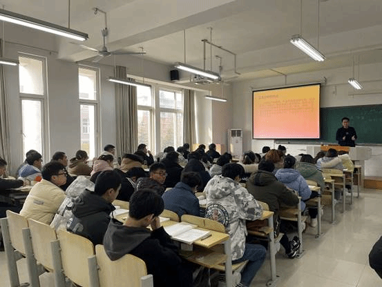 大厅里的人们描述已自动生成